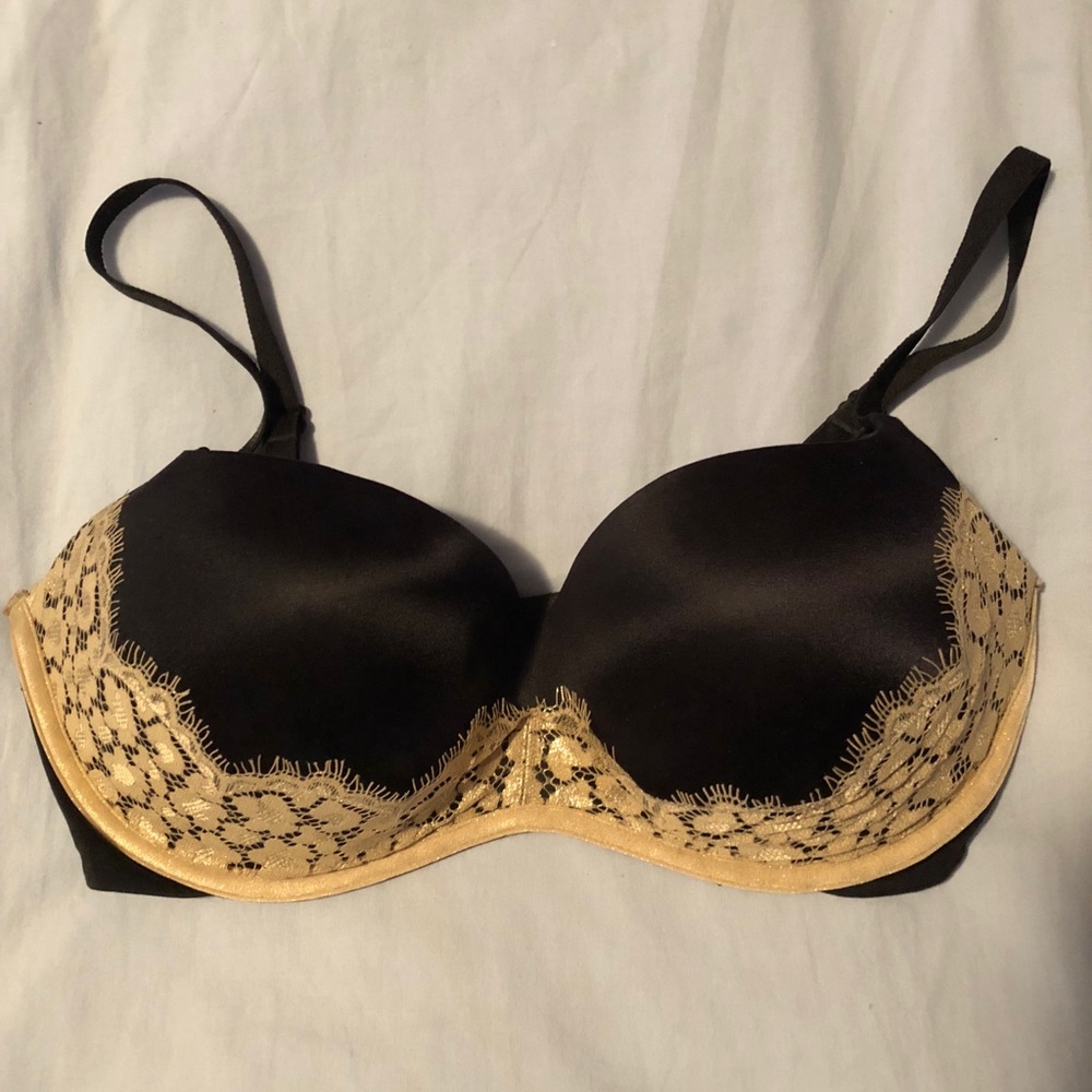 Victoria’s Secret Knockout Balconet Bra. 34DD
